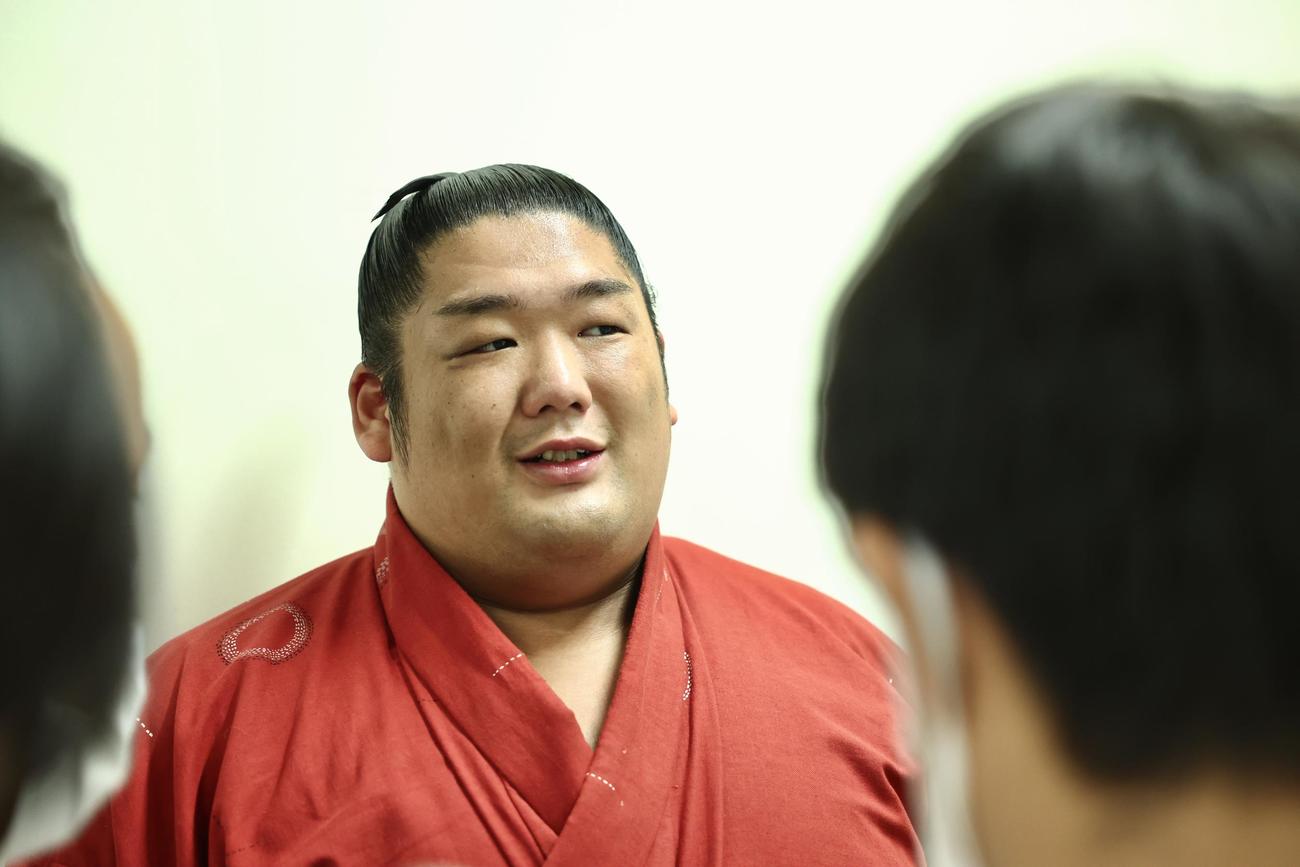 取り組み後、記者の質問に答える尊富士（撮影・河田真司）