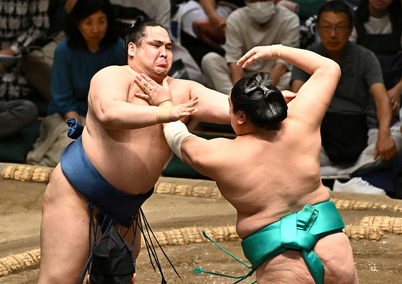 阿武剋（左）は一山本を攻める（撮影・滝沢徹郎）