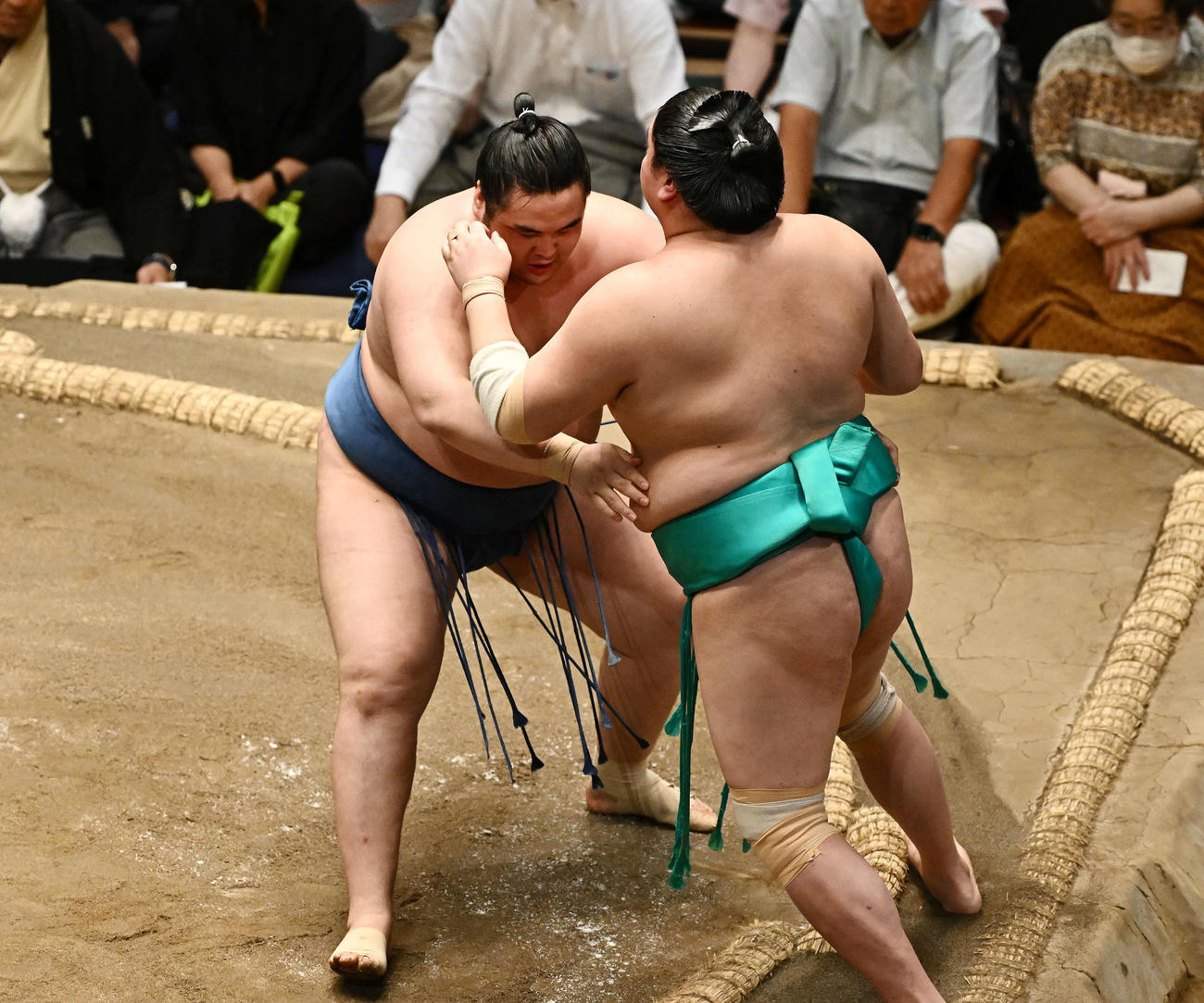 阿武剋（左）は一山本を寄り切りで破る（撮影・滝沢徹郎）
