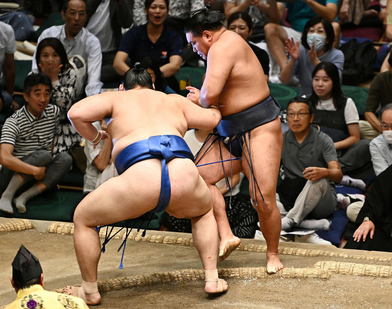 豊昇龍（右）は大の里に押し出しで敗れる（撮影・滝沢徹郎）
