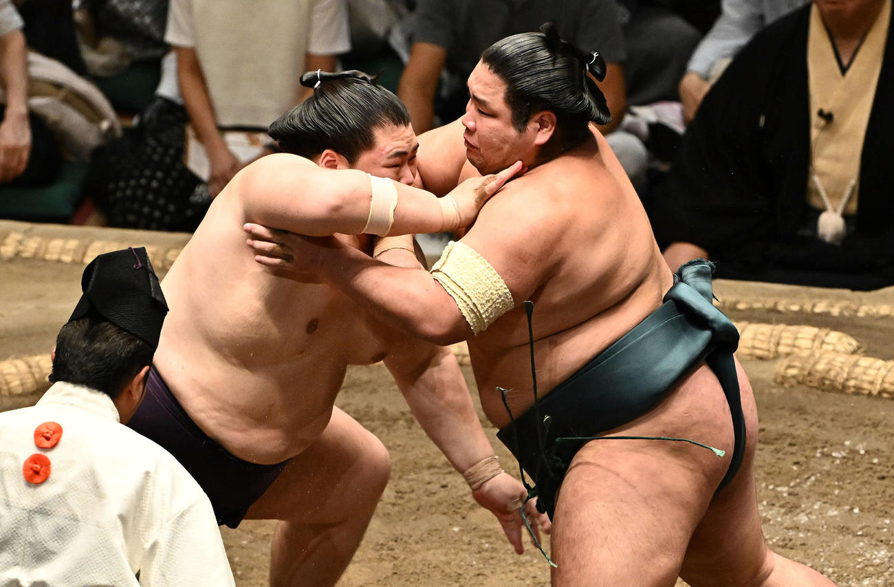 錦木（左）は王鵬を攻める（撮影・滝沢徹郎）