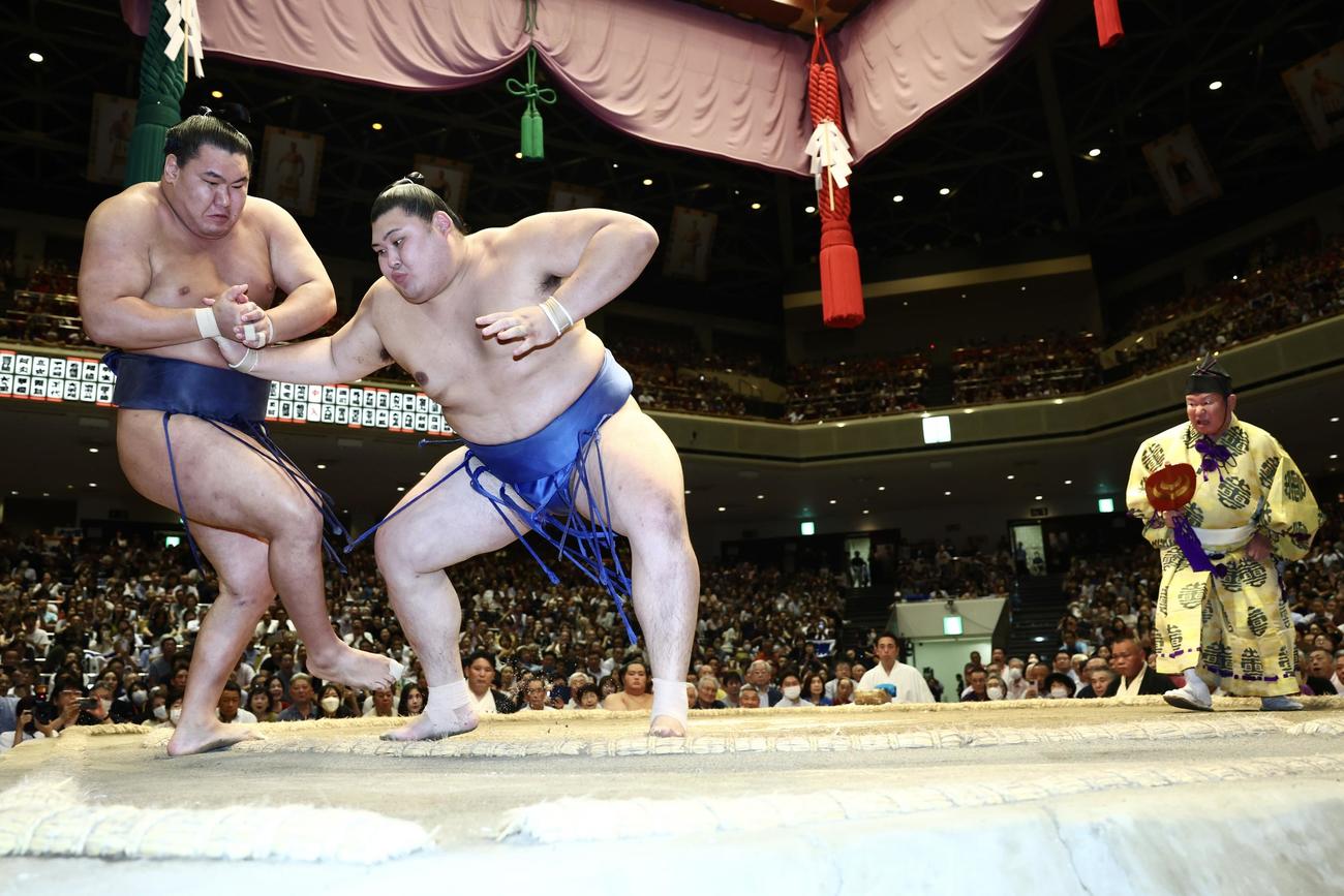 豊昇龍（左）を押し出しで破り、幕内優勝を決める大の里。右は行司の木村庄之助（撮影・河田真司）