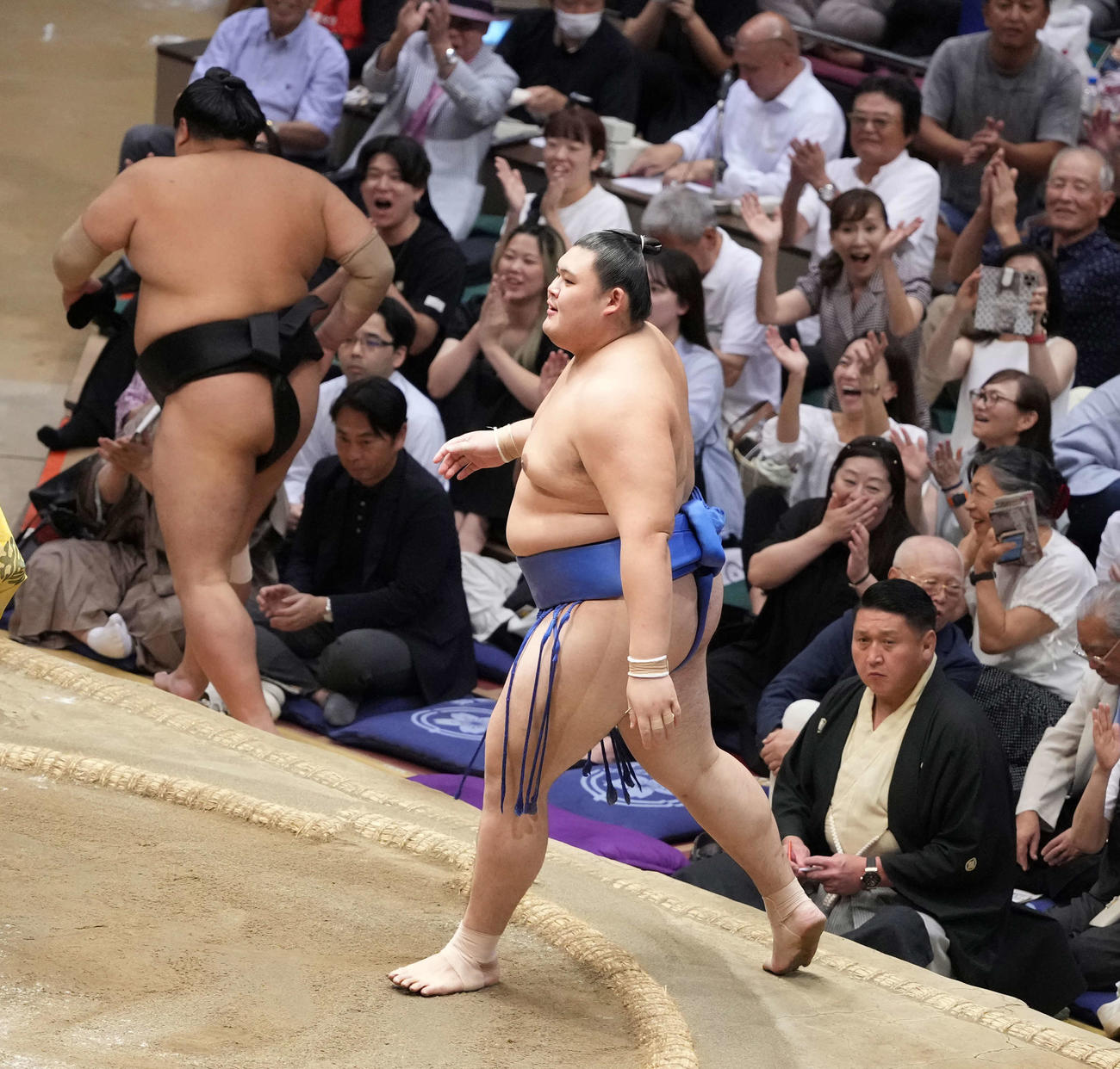 幕内優勝を決めた大の里は笑顔を見せる（撮影・小沢裕）