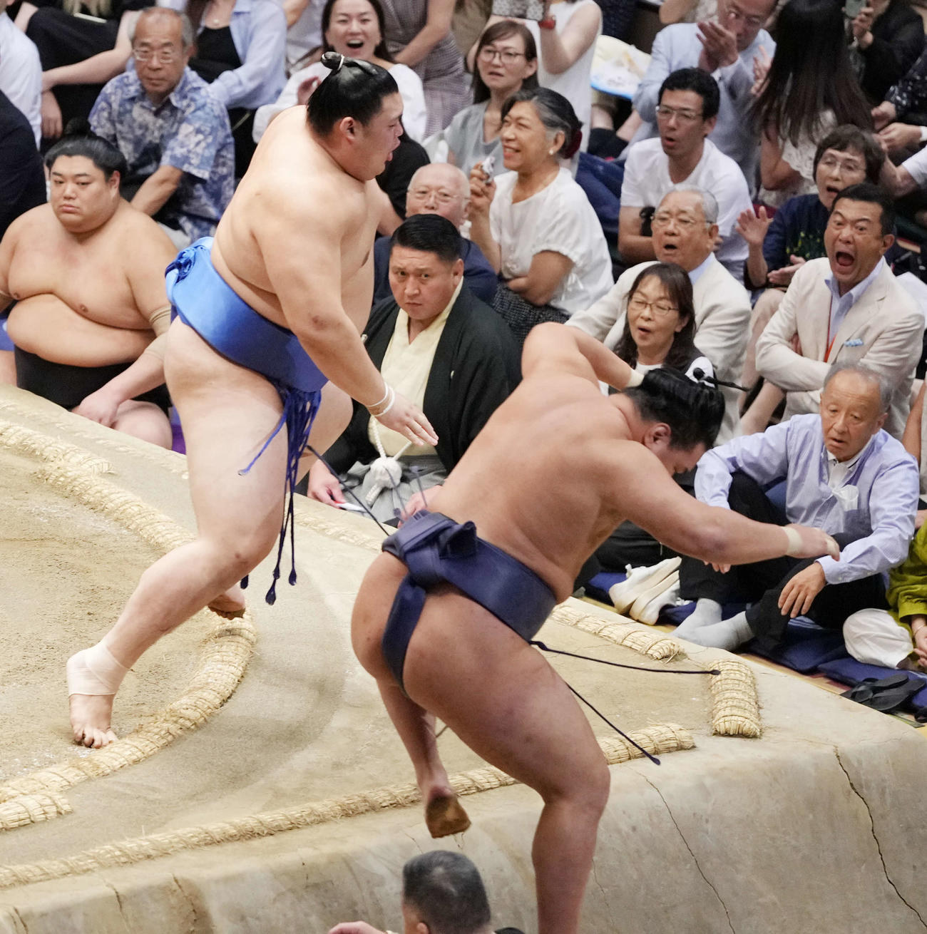 豊昇龍（右）を押し出しで破り幕内優勝を決めた大の里は雄たけびを上げる（撮影・小沢裕）
