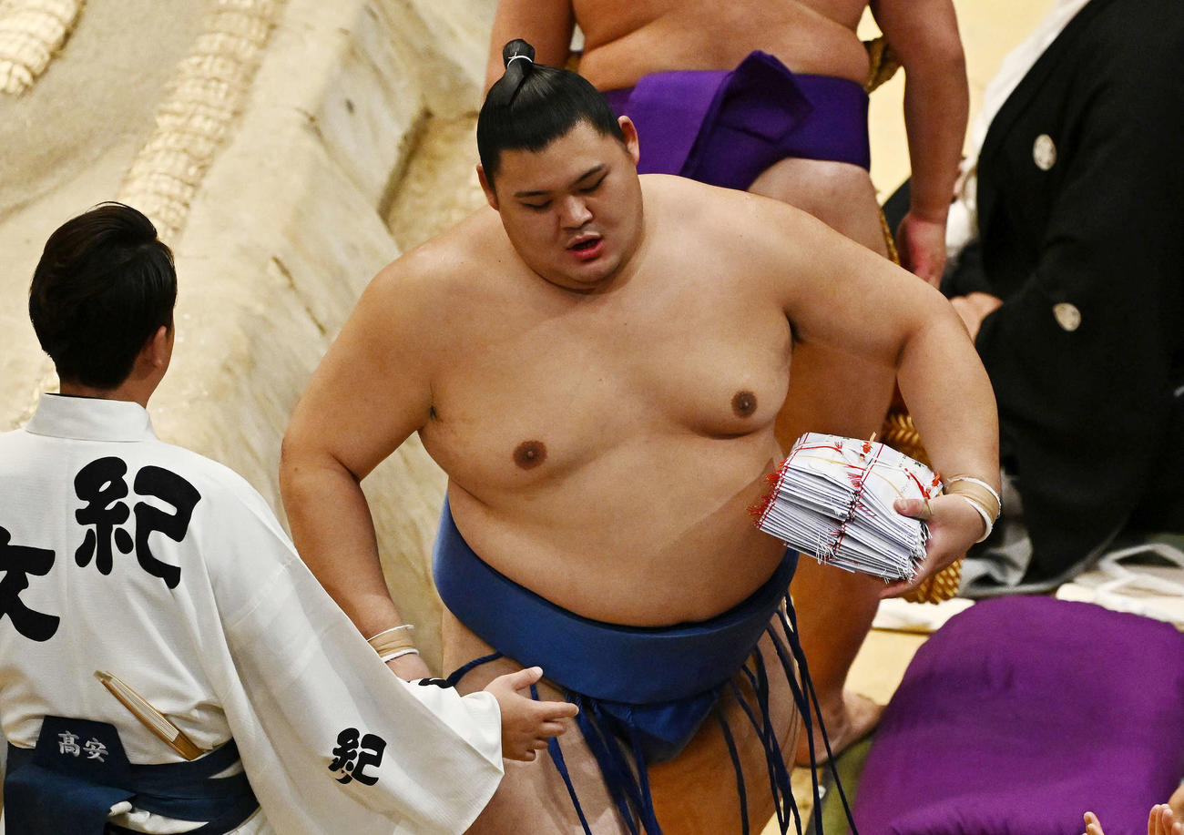 豊昇龍を破ったは大の里は懸賞金を抱えて引き揚げる（撮影・滝沢徹郎）