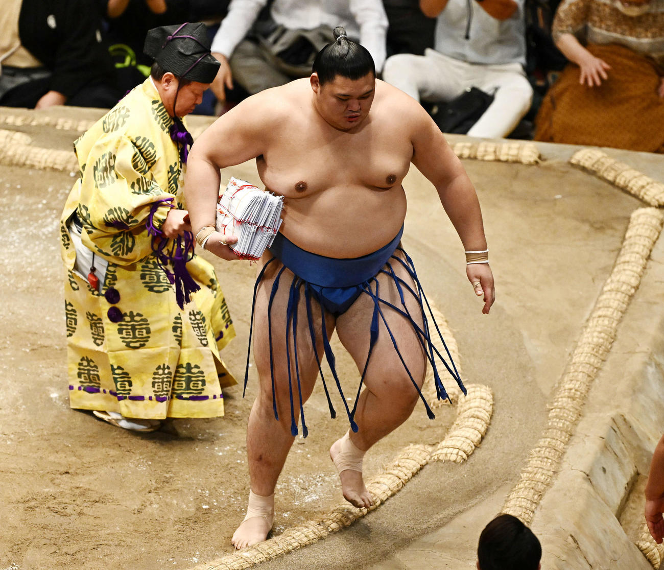 豊昇龍を破ったは大の里は懸賞金を抱えて引き揚げる（撮影・滝沢徹郎）
