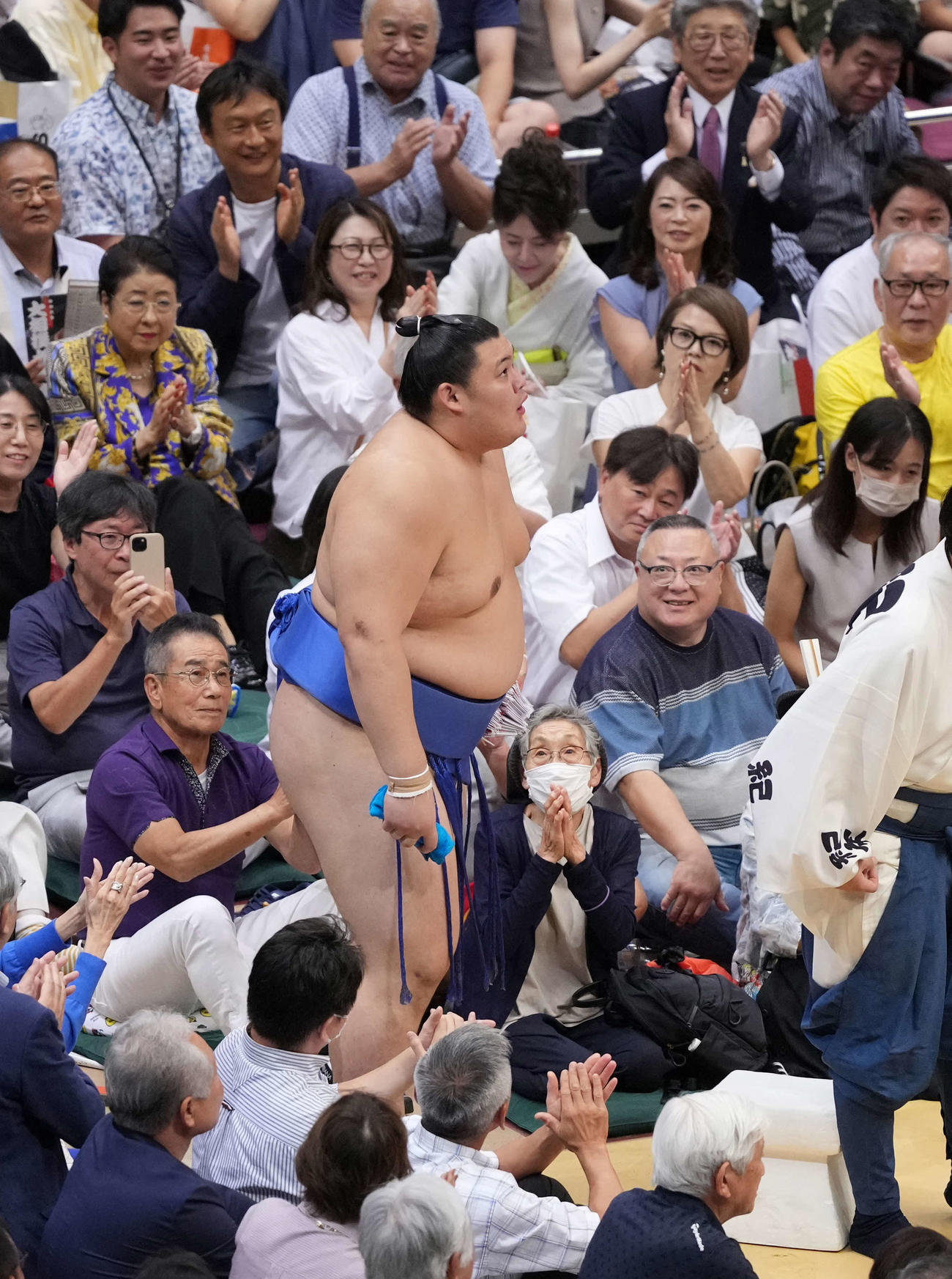 花道を引き揚げる大の里（撮影・小沢裕）