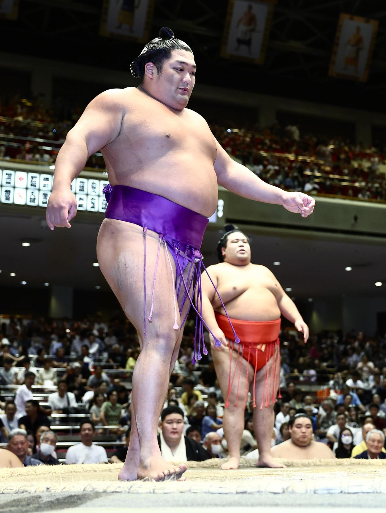 尊富士（手前）は嘉陽に寄り倒しで敗れる（撮影・河田真司）