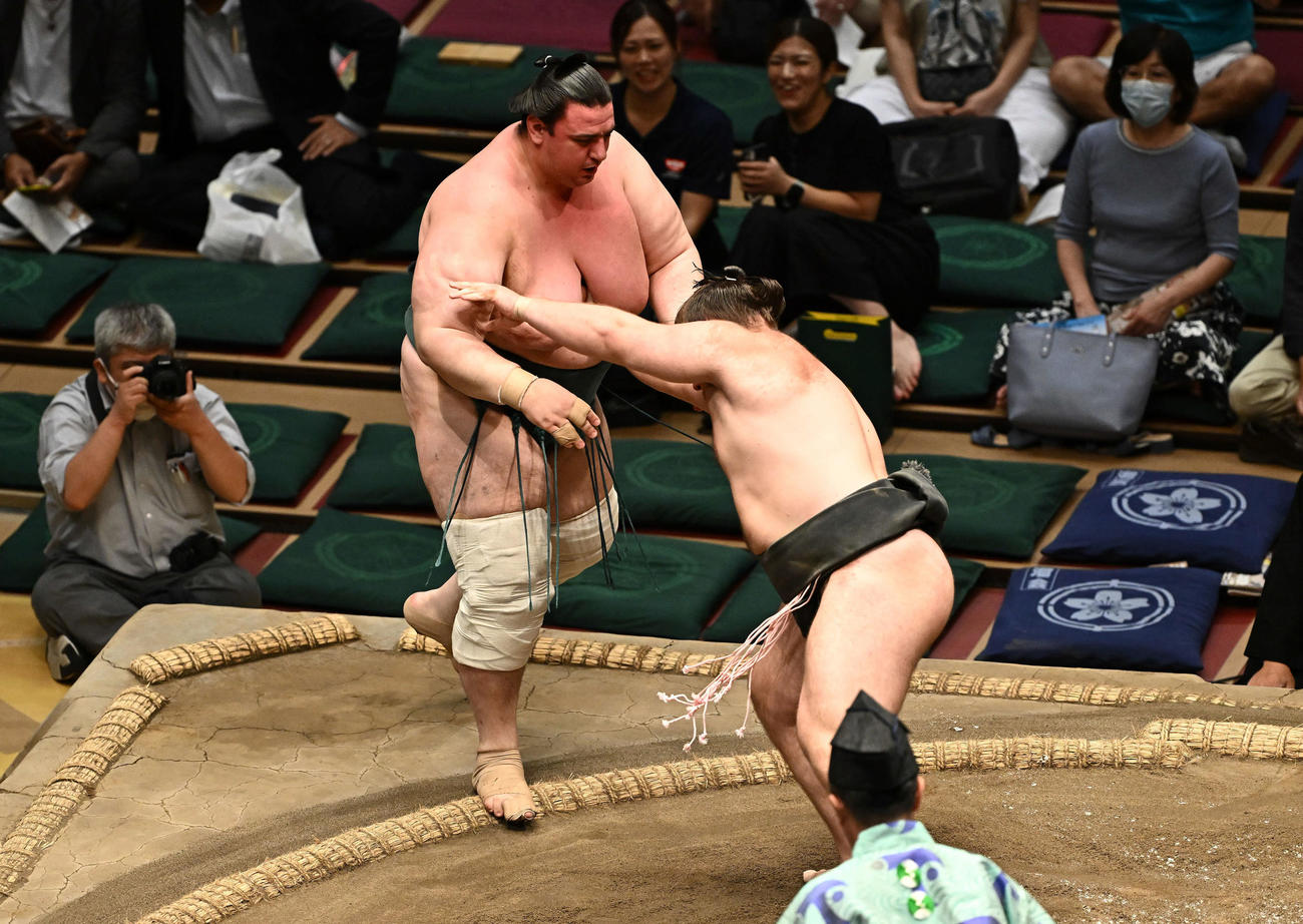 碧山（左）は安青錦に押し出しで敗れる（撮影・滝沢徹郎）