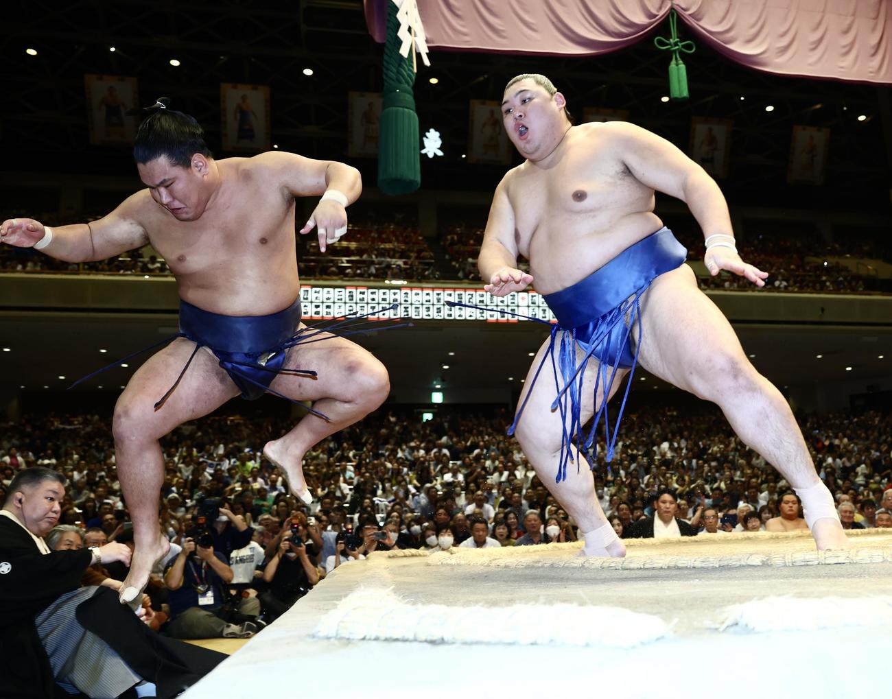 豊昇龍（左）を押し出しで破り、幕内優勝を決める大の里（撮影・河田真司）