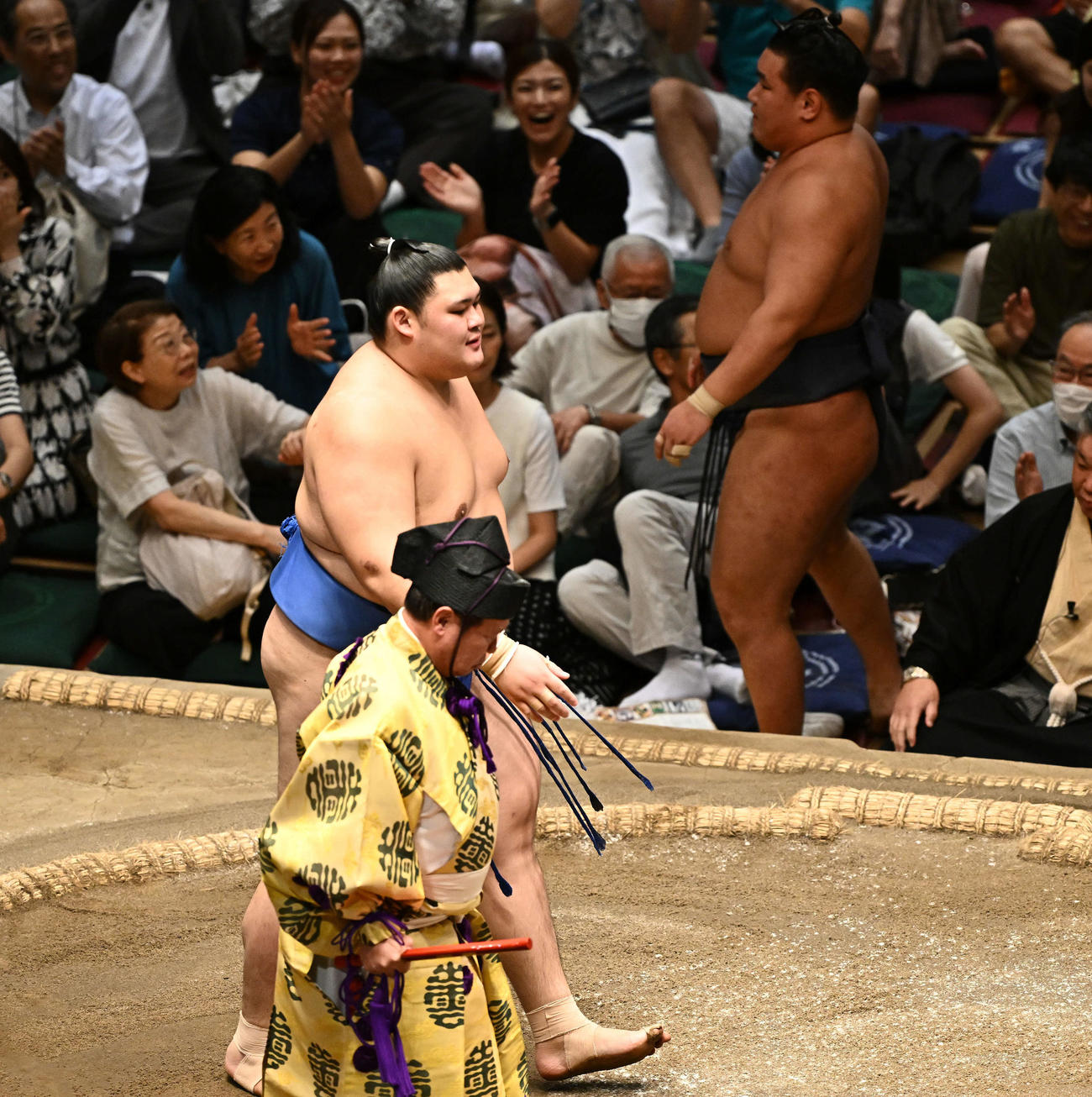 大の里（手前）は豊昇龍を押し出しで破る（撮影・滝沢徹郎）