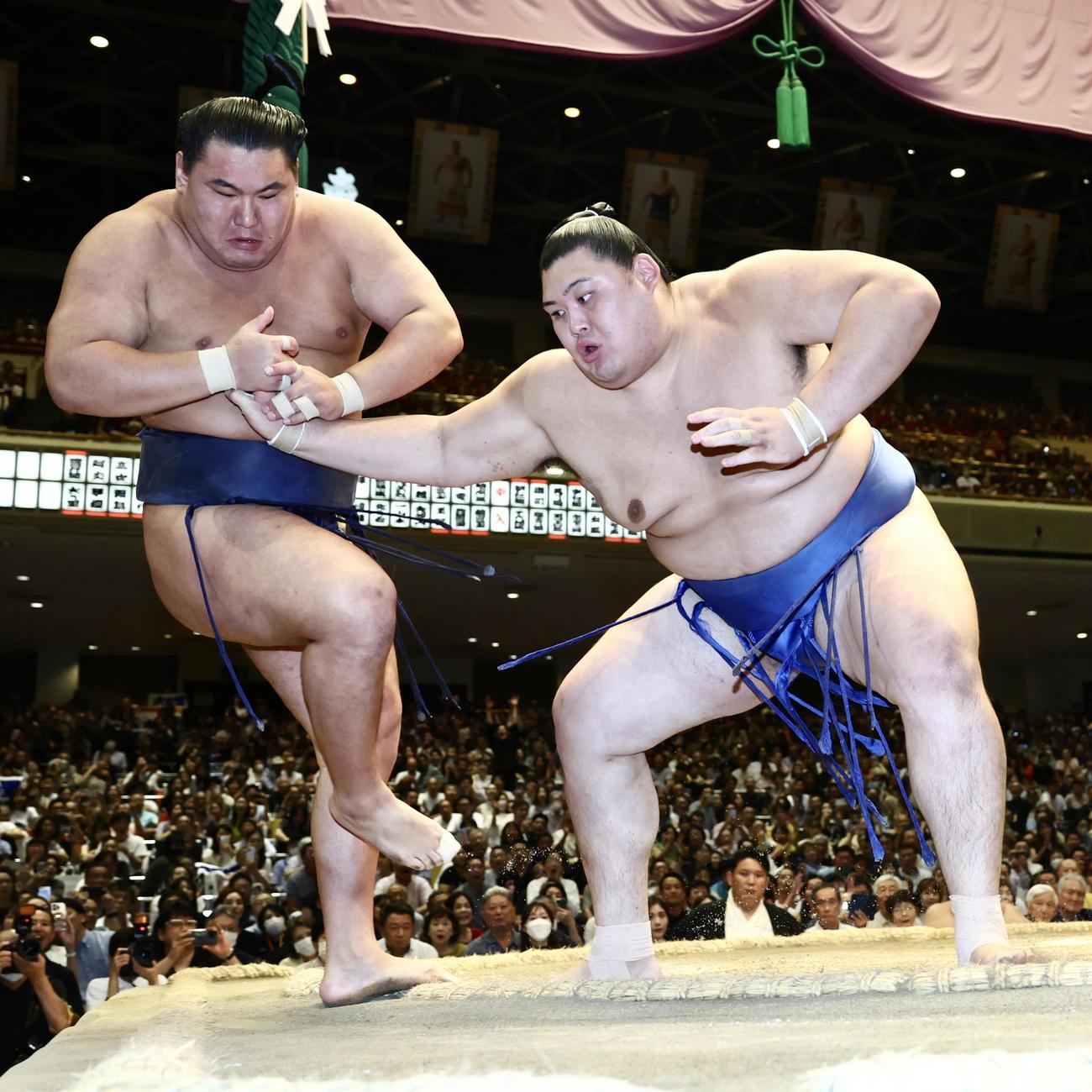 大の里（右）は豊昇龍を押し出しで破り幕内優勝を決める（撮影・河田真司）