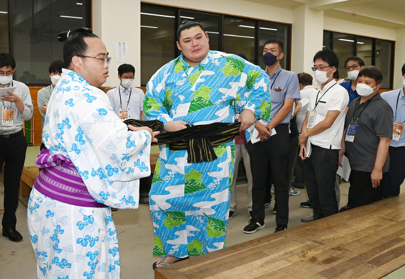 帰り支度する大の里