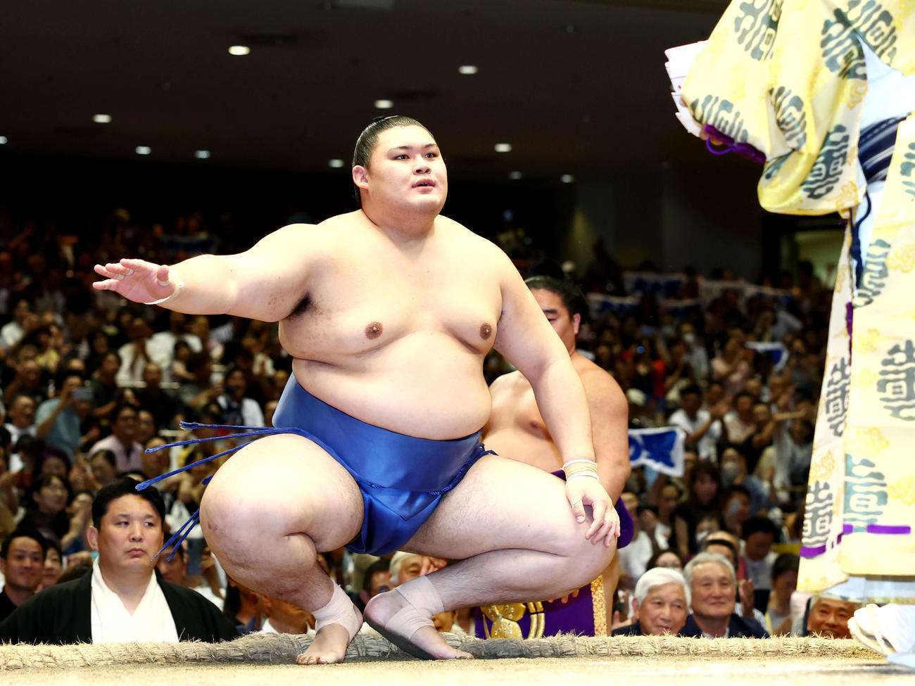 豊昇龍を押し出しで破り優勝を決め、勝ち名乗りを受ける大の里（撮影・河田真司）