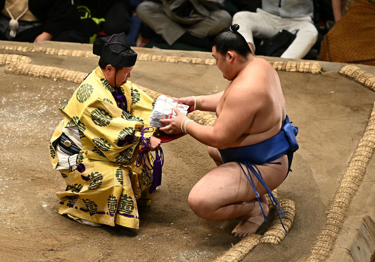 豊昇龍を破り懸賞金を受け取る大の里（撮影・滝沢徹郎）