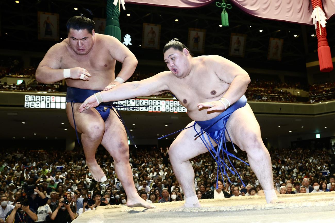 大の里（右）は豊昇龍を押し出しで破り幕内優勝を決める（撮影・河田真司）