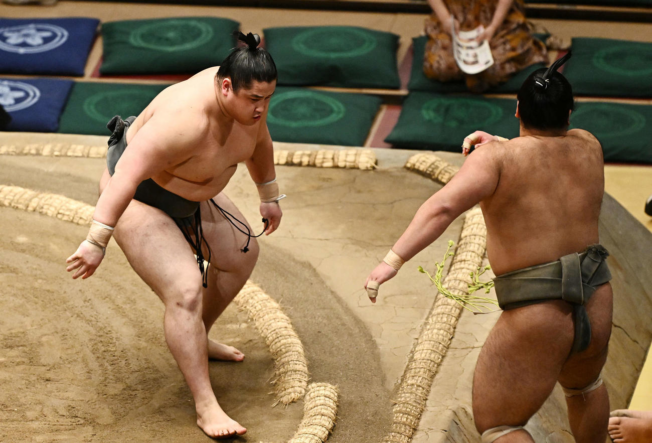 若ノ勝（左）は大辻を押し出しで破る（撮影・滝沢徹郎）