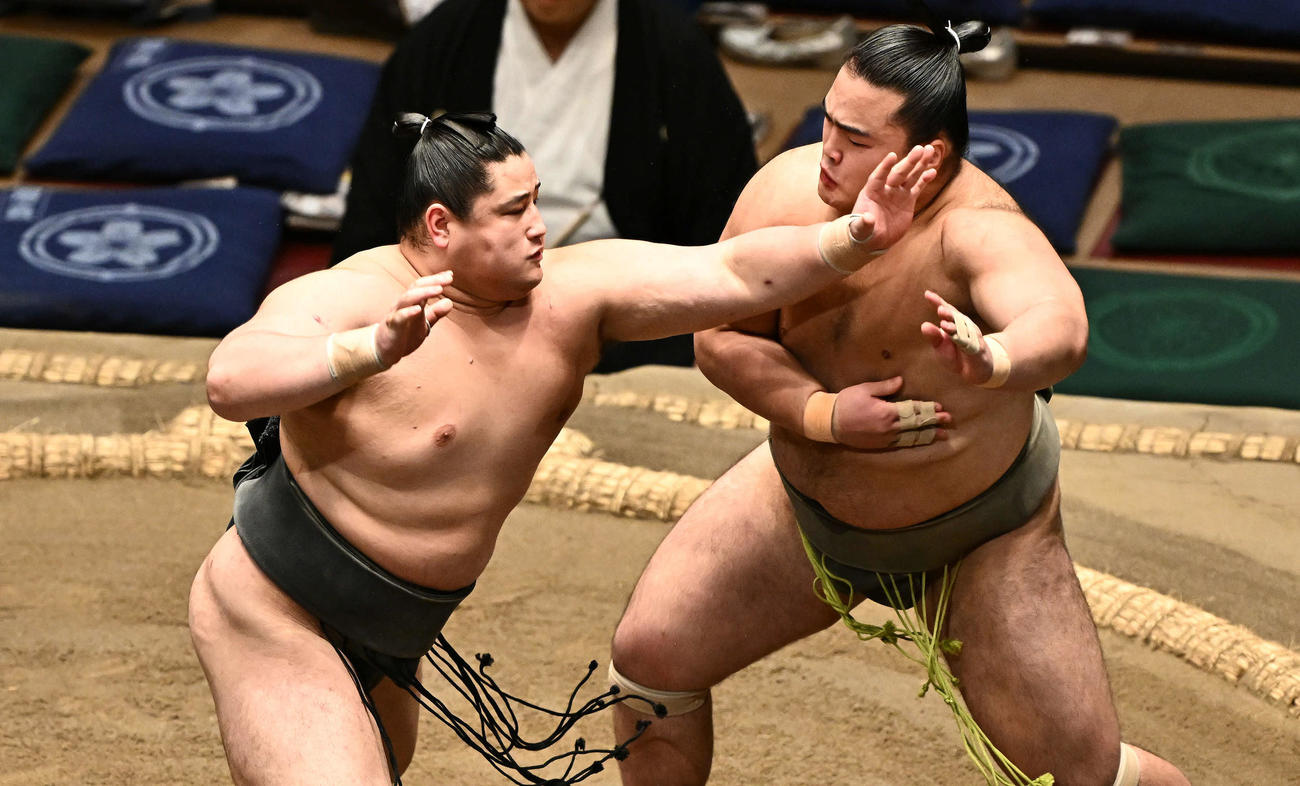若ノ勝（左）は大辻を攻める（撮影・滝沢徹郎）
