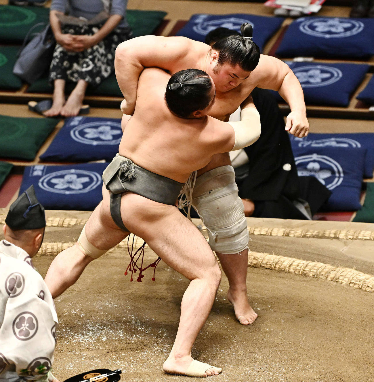 貴健斗（後方）は黒姫山に寄り切りで敗れる（撮影・滝沢徹郎）