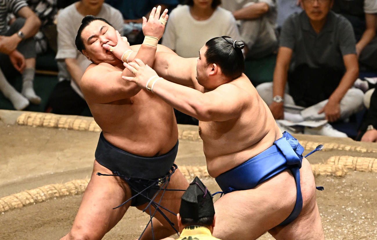 大の里（右）は豊昇龍を攻める（撮影・滝沢徹郎）