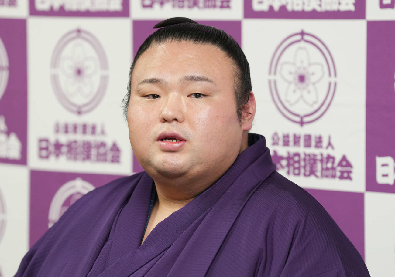引退会見に臨む貴景勝（撮影・小沢裕）