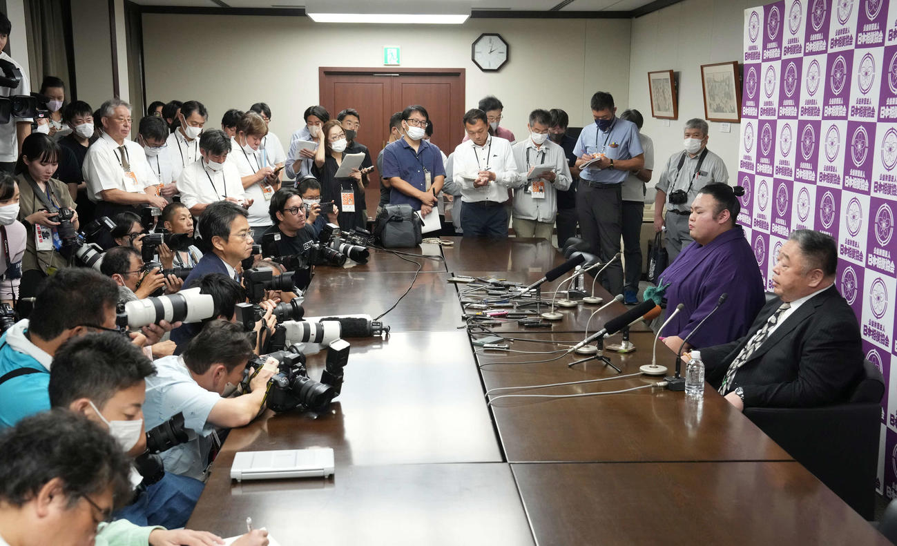 貴景勝の引退会見には大勢の報道陣が詰め掛けた（撮影・小沢裕）