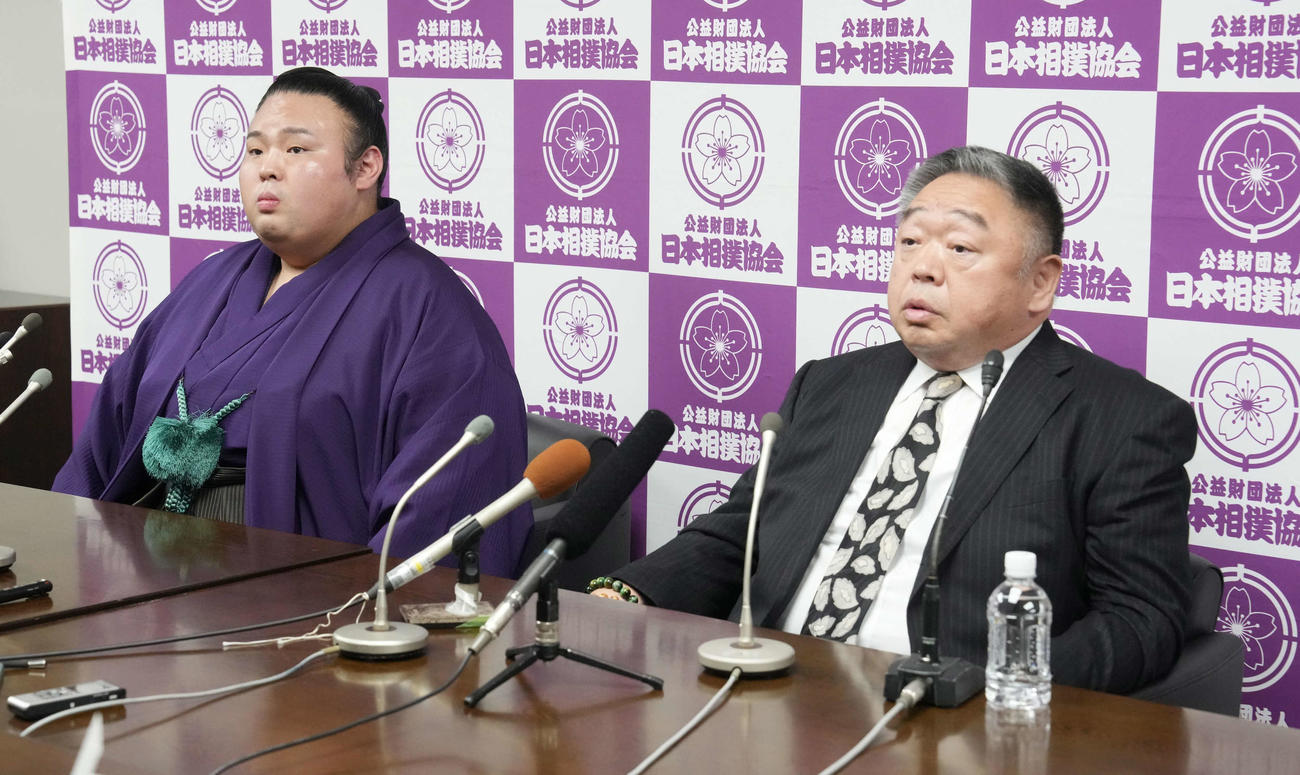 引退会見に臨む貴景勝（左）と師匠の常盤山親方（撮影・小沢裕）