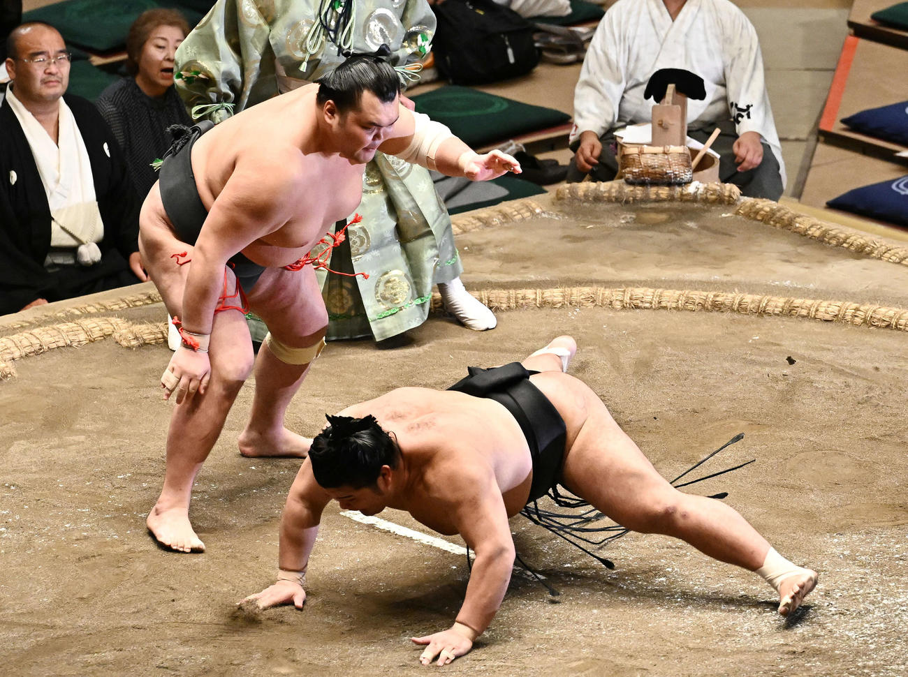 栃大海（左）は木竜皇を引き落としで破る（撮影・滝沢徹郎）