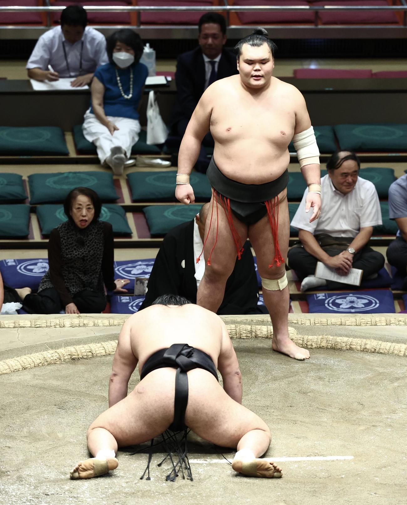 木竜皇（左）を引き落としで破る栃大海（撮影・河田真司）