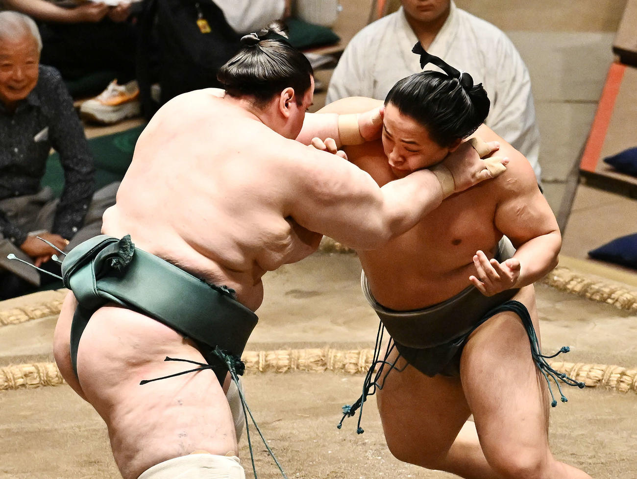 琴手計（右）は碧山を攻める（撮影・滝沢徹郎）