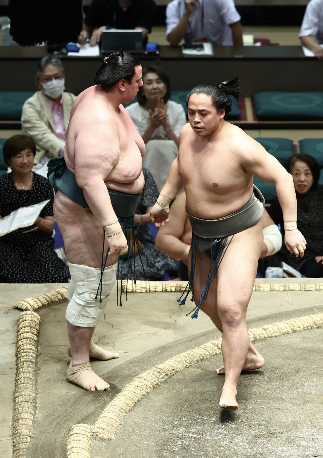 碧山（左）を寄り切りで破る琴手計（撮影・河田真司）