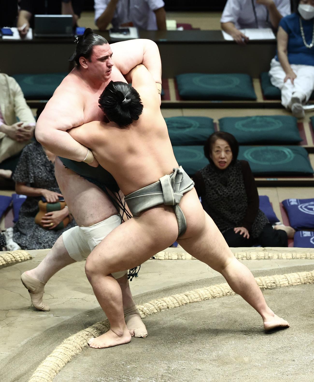 碧山（左）は琴手計に寄り切りで敗れる（撮影・河田真司）