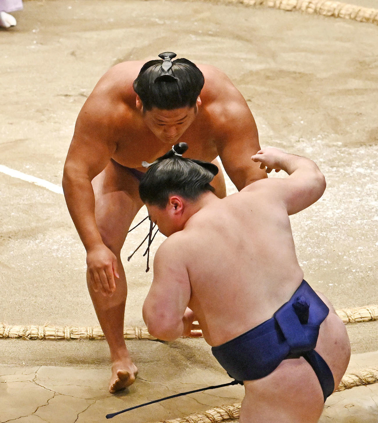 尊富士（後方）は時疾風を寄り切りで破る（撮影・滝沢徹郎）