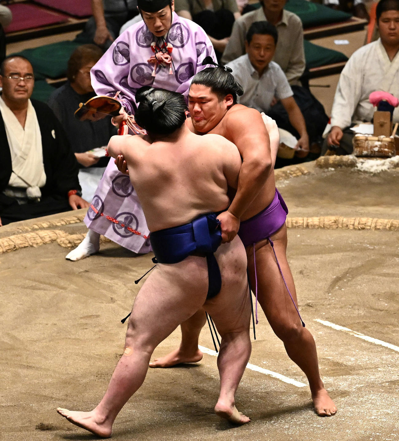 尊富士（右）は時疾風を攻める（撮影・滝沢徹郎）