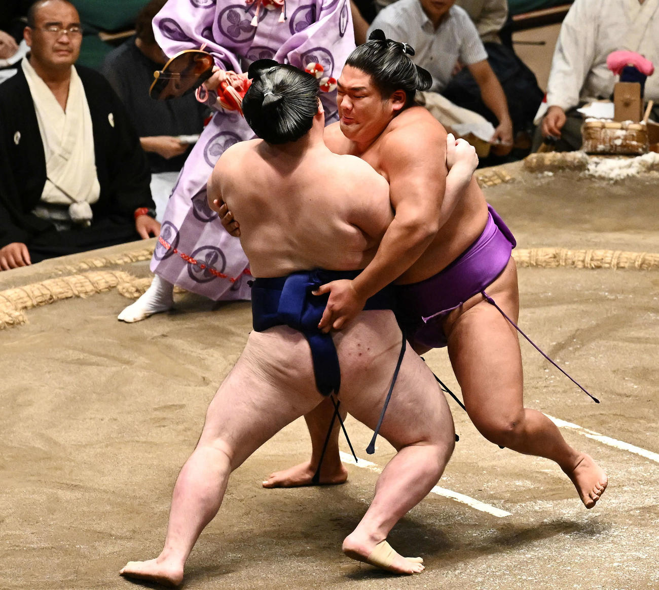 尊富士（右）は時疾風を攻める（撮影・滝沢徹郎）
