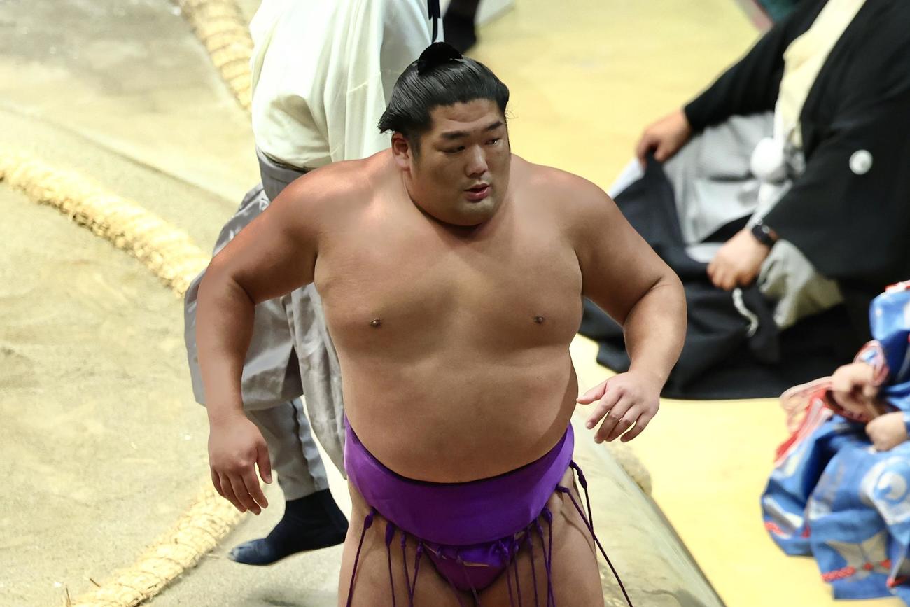 時疾風を寄り切りで破り、土俵から引き揚げる尊富士（撮影・河田真司）