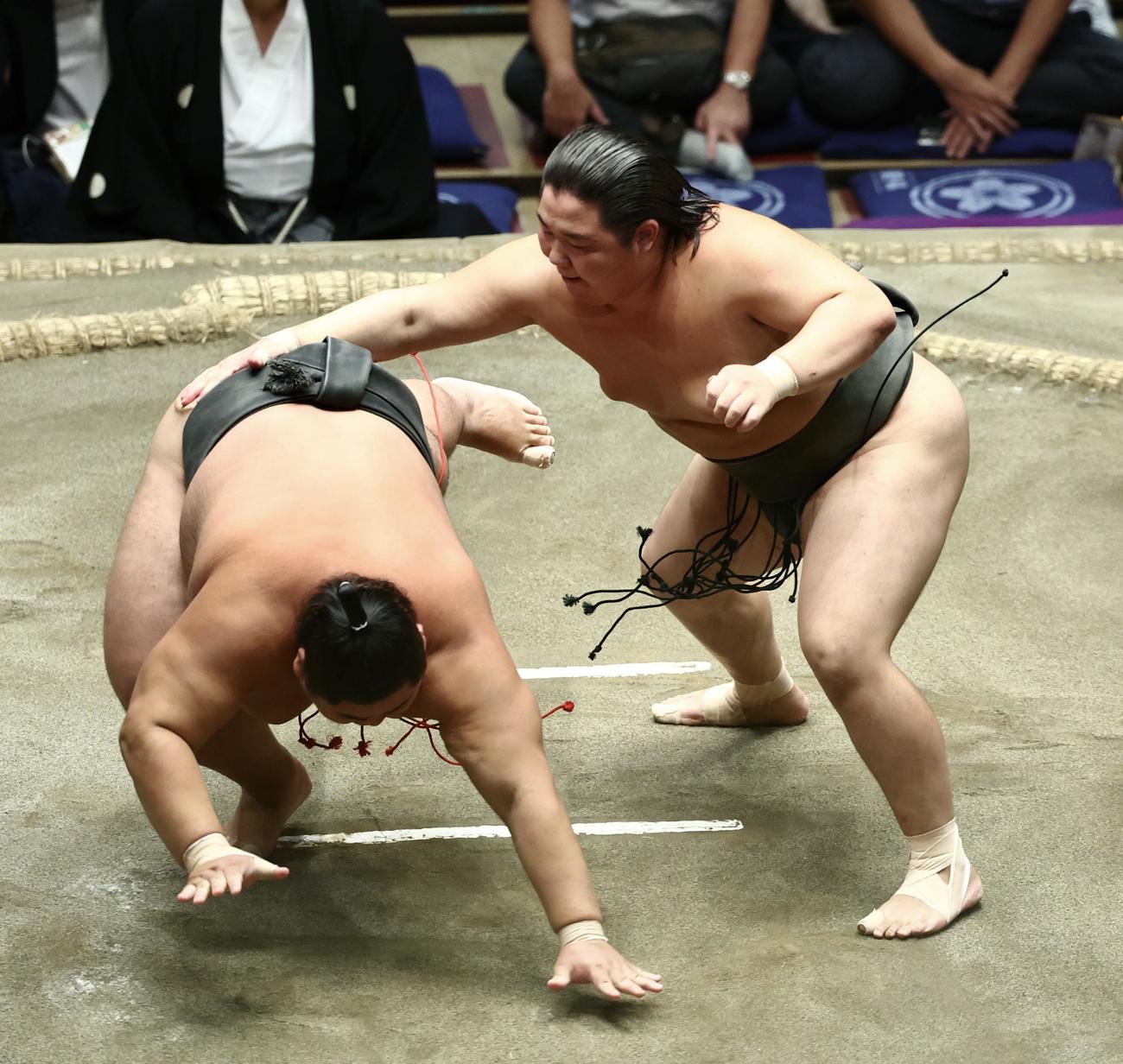 大雄翔（左）をはたき込みで破り序二段優勝を決める清水海（撮影・河田真司）