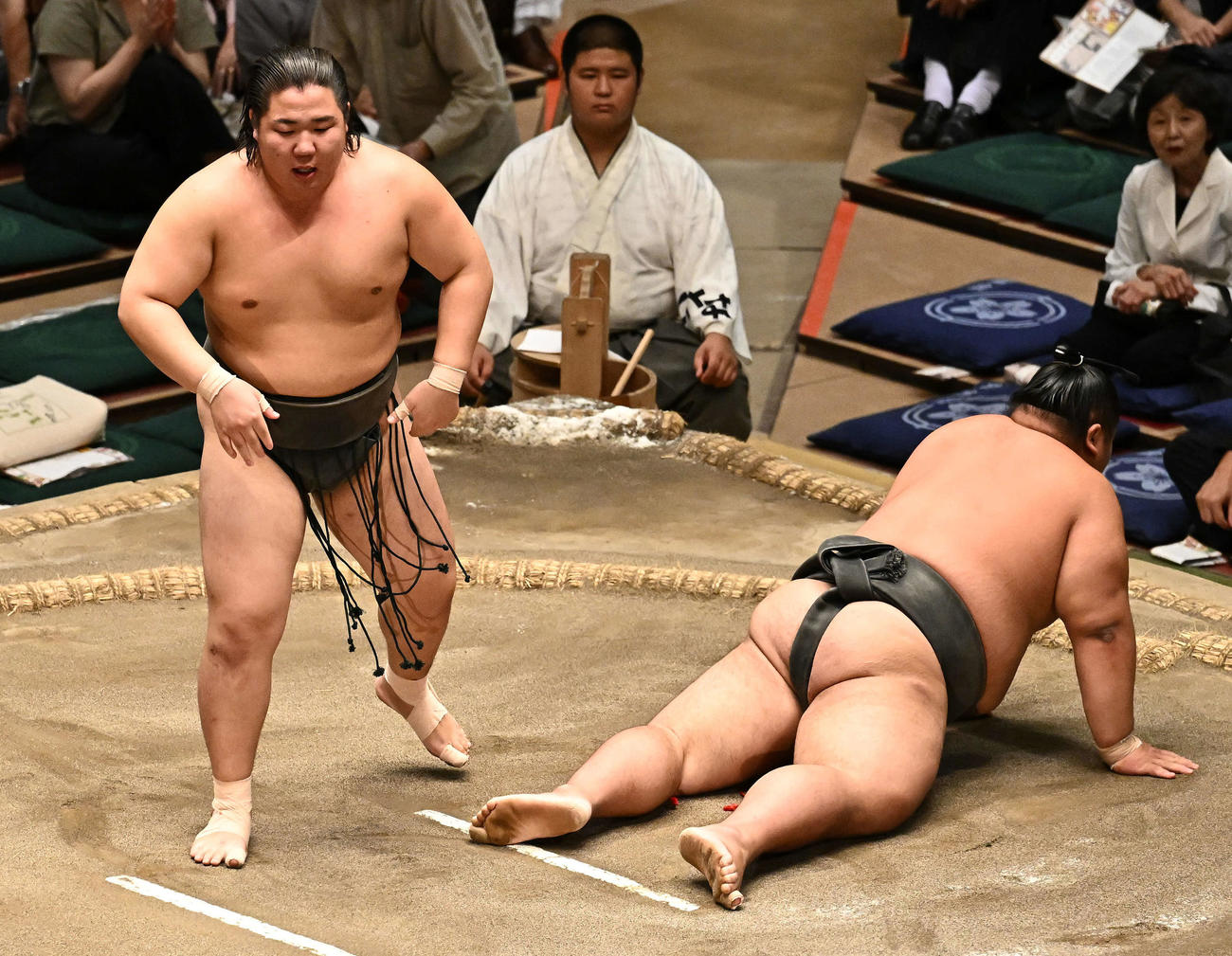清水海（左）は大雄翔をはたき込みで破り序二段優勝を決める（撮影・滝沢徹郎）