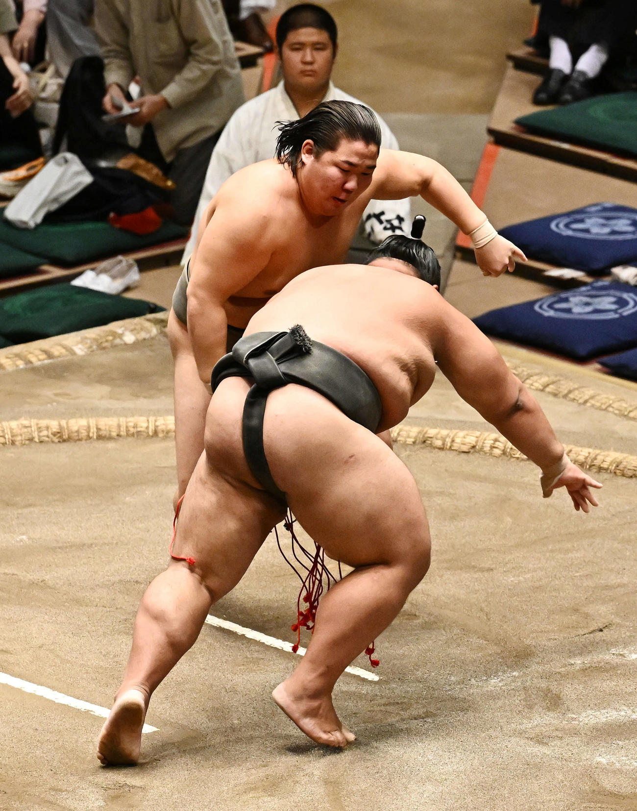 清水海（後方）は大雄翔をはたき込みで破り序二段優勝を決める（撮影・滝沢徹郎）