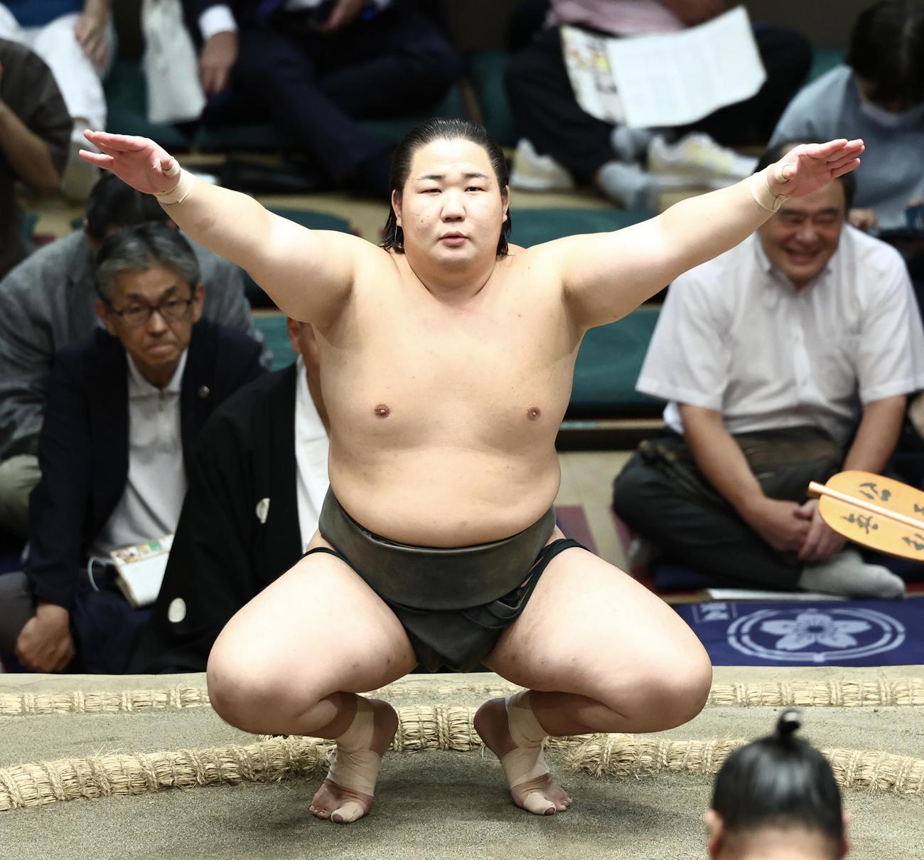 塵手水を切る清水海（撮影・河田真司）