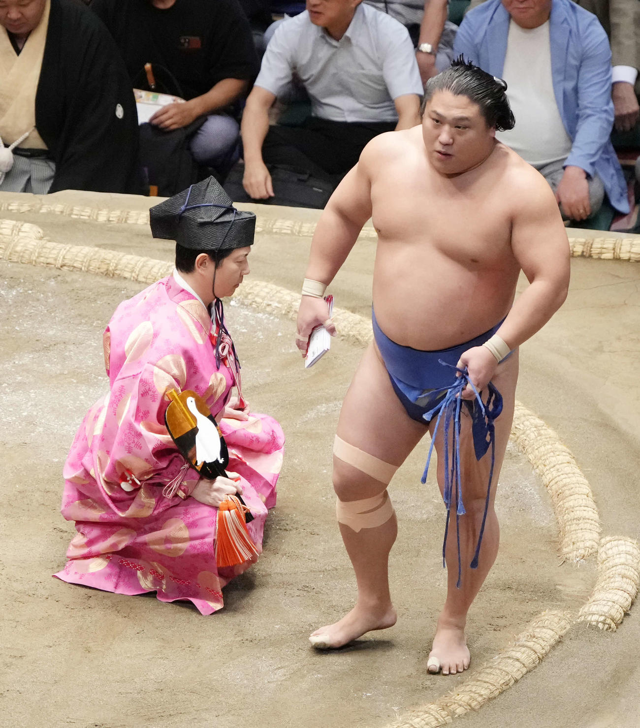 懸賞金を手にする若隆景（撮影・小沢裕）