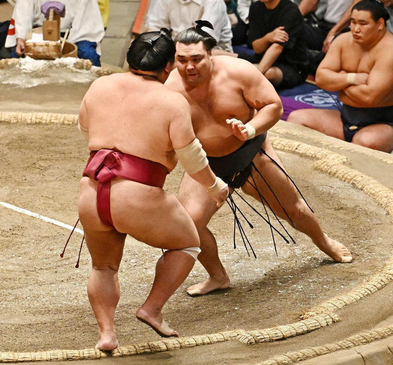 霧島（右）は大栄翔を突き出しで破る（撮影・滝沢徹郎）