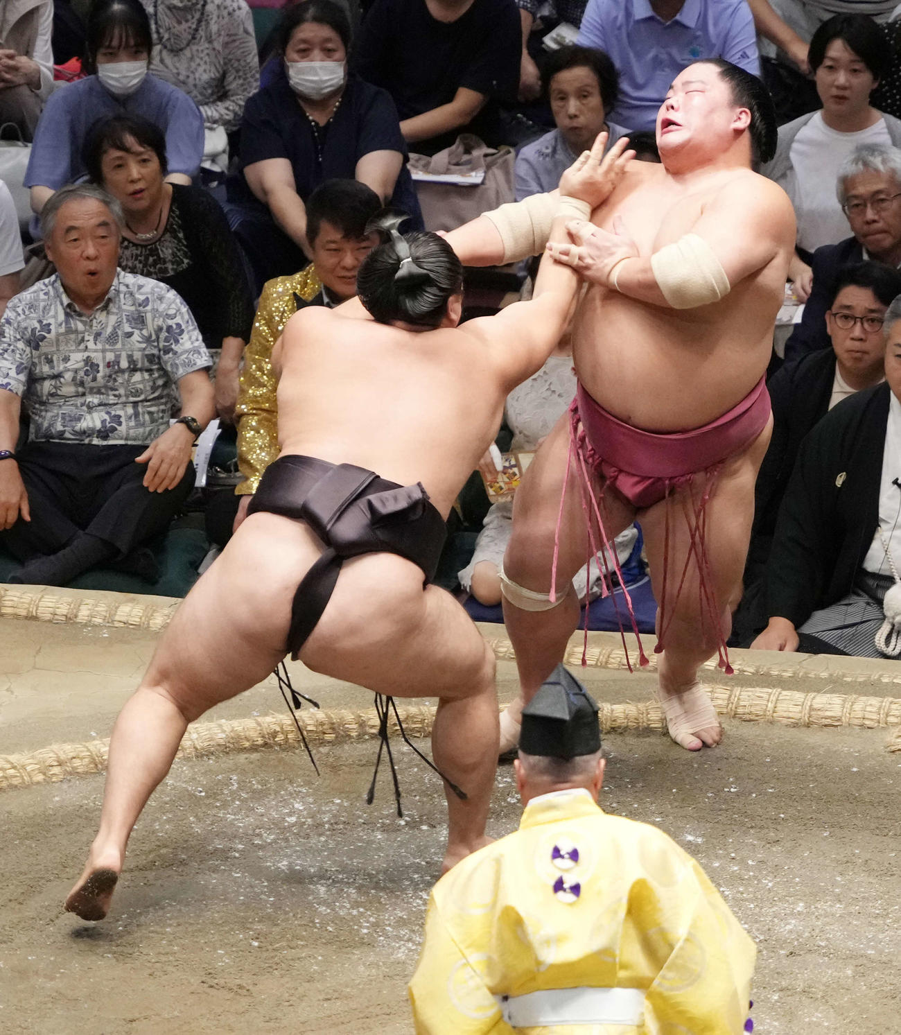 霧島（左）は大栄翔を突き落としで破る（撮影・小沢裕）