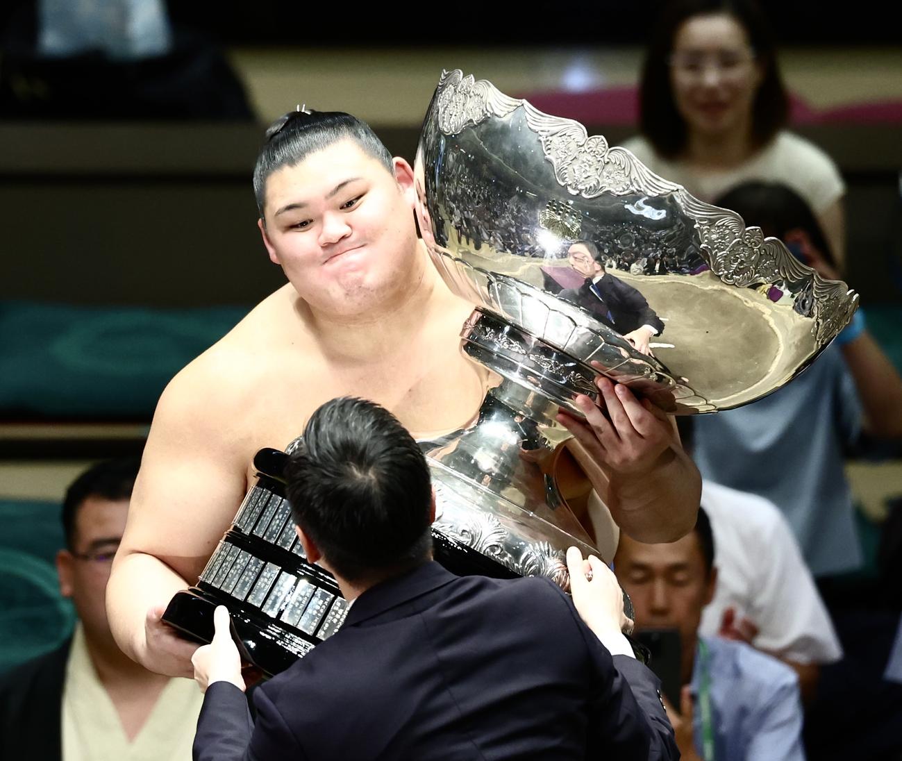 内閣総理大臣杯を受け取る大の里（撮影・河田真司）