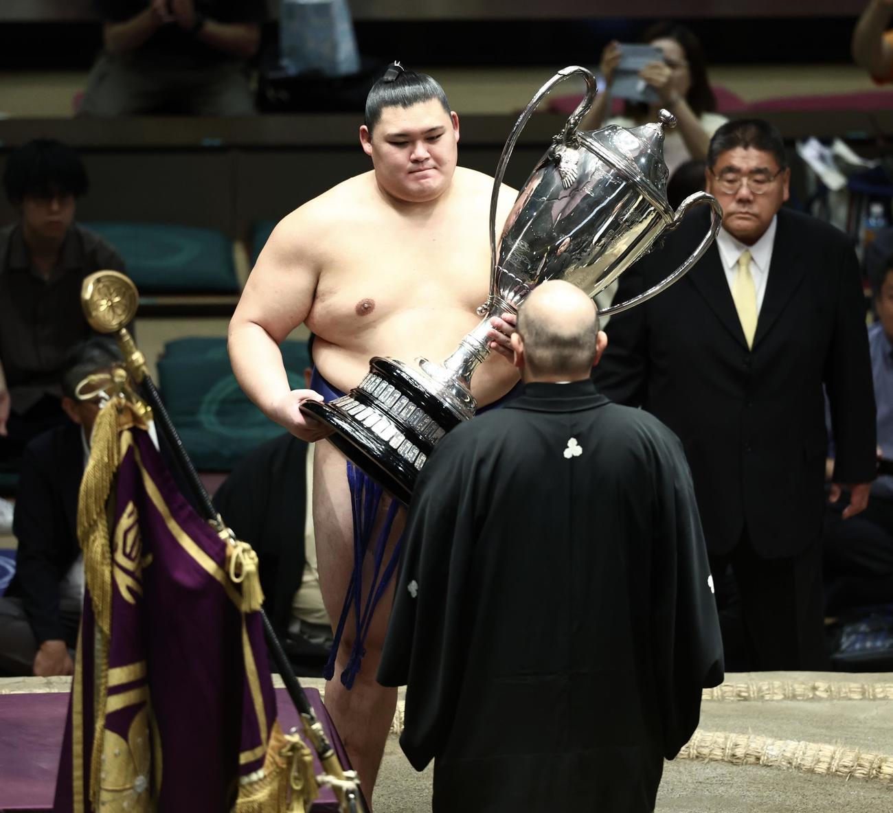 八角理事長（手前）から賜杯を受け取る大の里（撮影・河田真司）