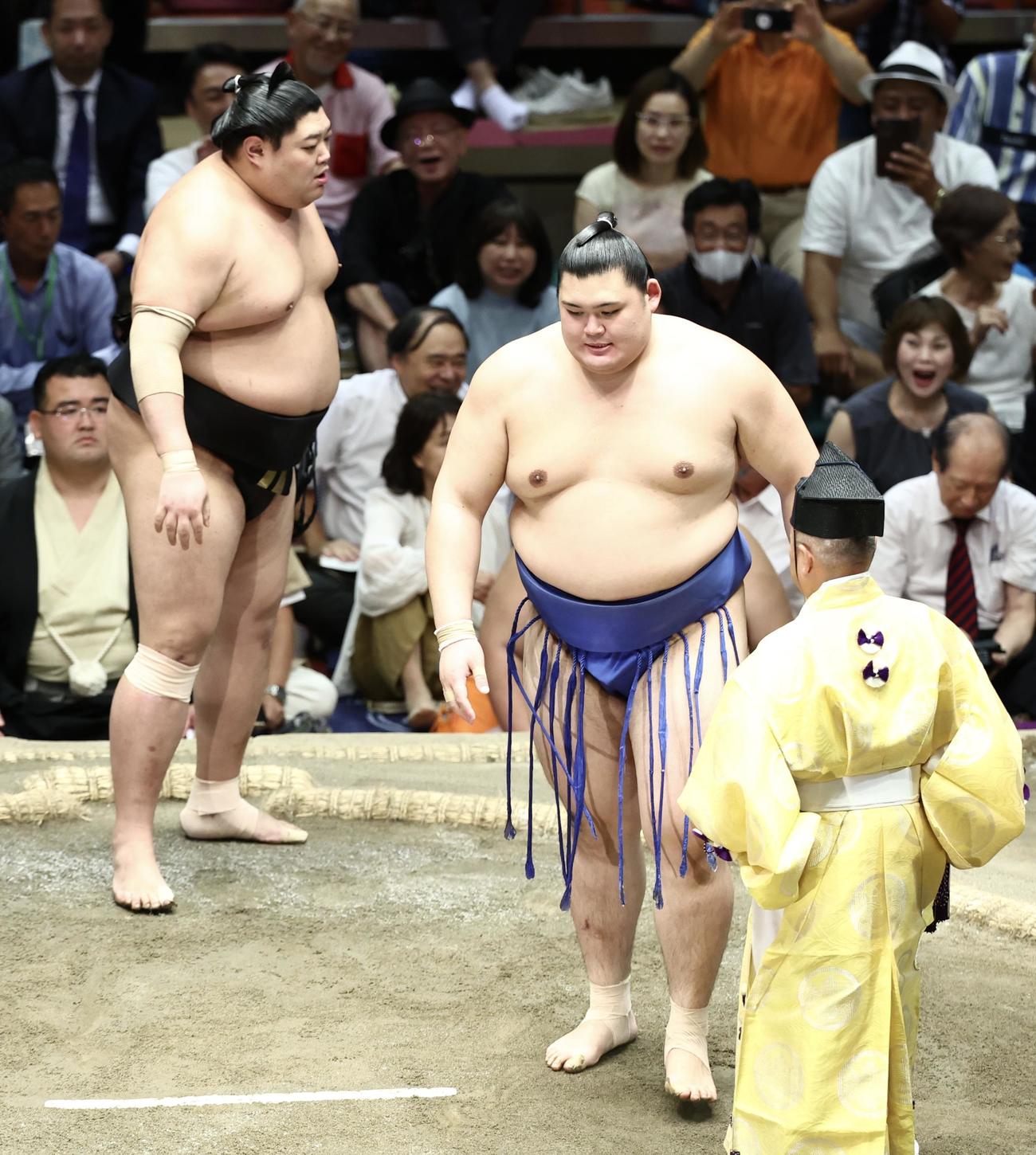 阿炎（左）に引き落としで敗れり大の里（撮影・河田真司）