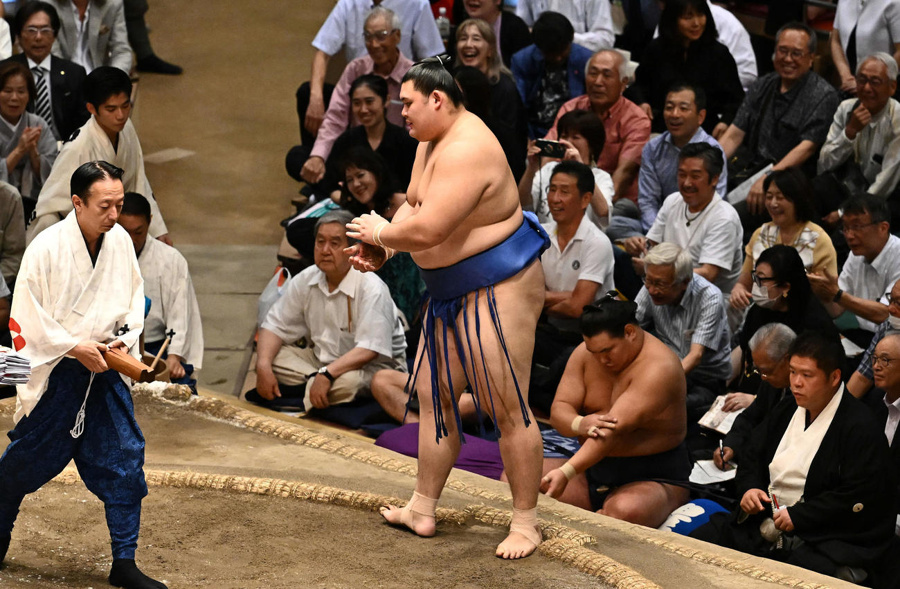 阿炎に敗れ引き揚げる大の里（撮影・滝沢徹郎）