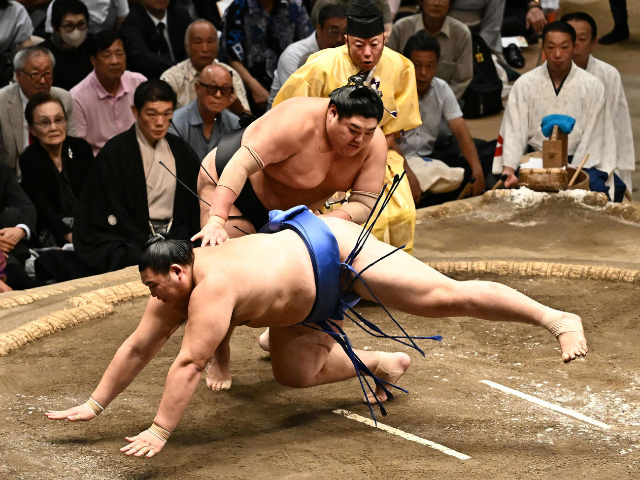 阿炎（後方）は大の里を引き落としで破る（撮影・滝沢徹郎）
