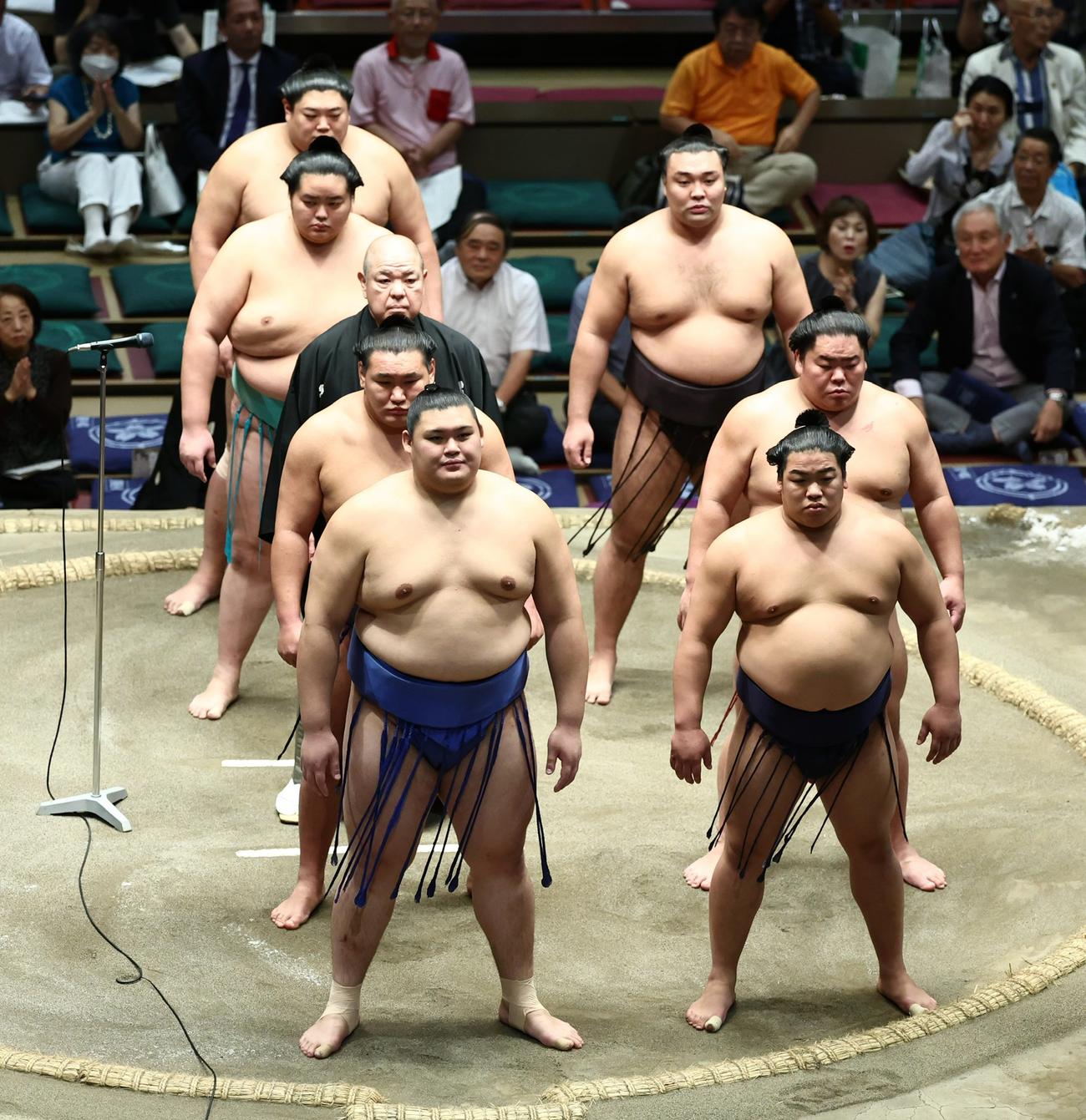 協会あいさつに臨む、左から時計回りに大の里、豊昇龍、八角理事長、琴桜、阿炎、霧島、大栄翔、平戸海（撮影・河田真司）