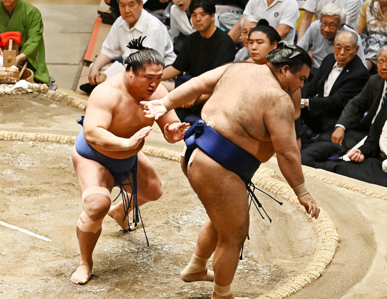 若隆景（左）は高安を押し出しで破る（撮影・滝沢徹郎）